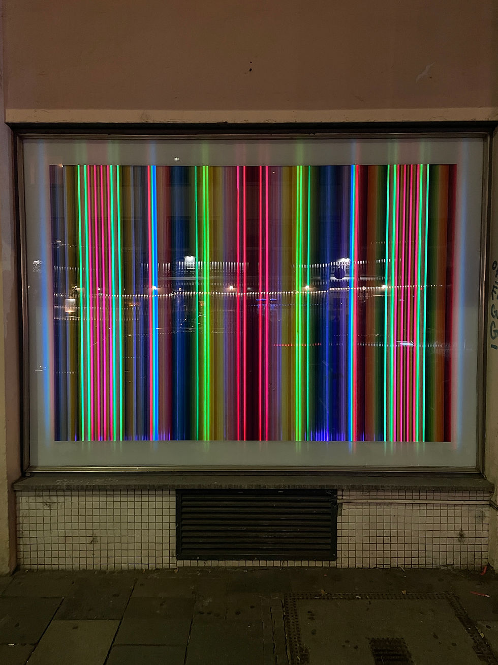 Schaufenster Installation bei Nacht