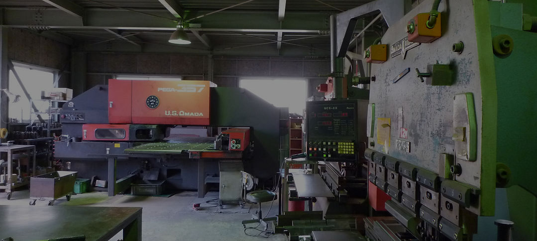 曲げ加工をする工場