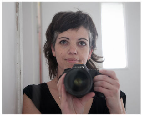 ההכרה במרחק הגדול שביני לביני היתה עצובה ומצערת מאוד, כאב לי להבין שבזבזתי שנים טובות על דברים שלא נתנו לי סיפוק ושמחה של ממש. הימים עברו איכשהו אבל לא היתה לי מטרה ברורה או כוונה יותר מידי משמעותית, הרגשתי שכל מה שרציתי וניסיתי לא באמת הפך למשהו גדול כמו שקיוויתי וחלמתי, ולא היה לי מושג מה יכול לעזור לי להרים את עצמי למקום טוב יותר. 