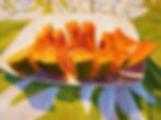 Tranches de papaye de Polynesie dans assiette sur tissus fleur Tableau Donatien Jumel