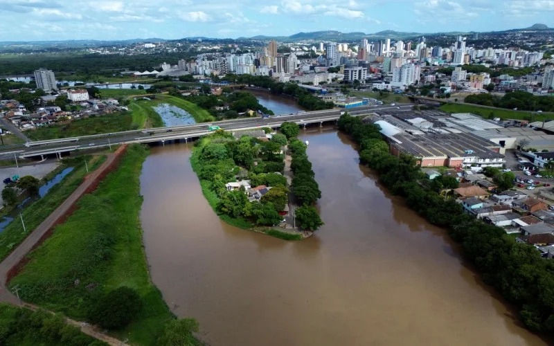 Barco-escola Peixe Dourado sobre as águas do Rio dos Sinos