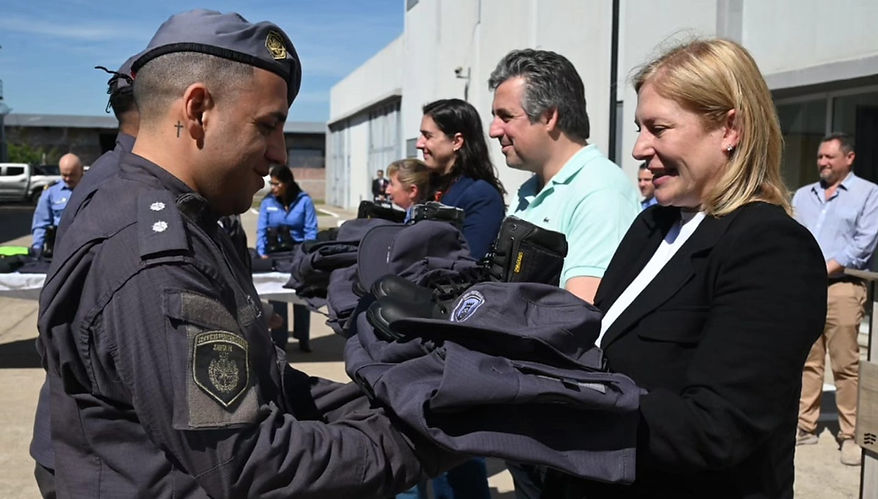 En Rosario entregamos uniformes de primera calidad al Servicio Penitenciario.