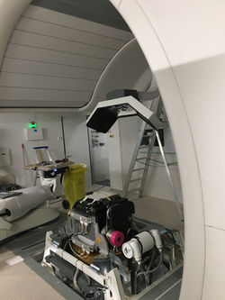 Aide au montage de capotage d'une machine de protonthérapie