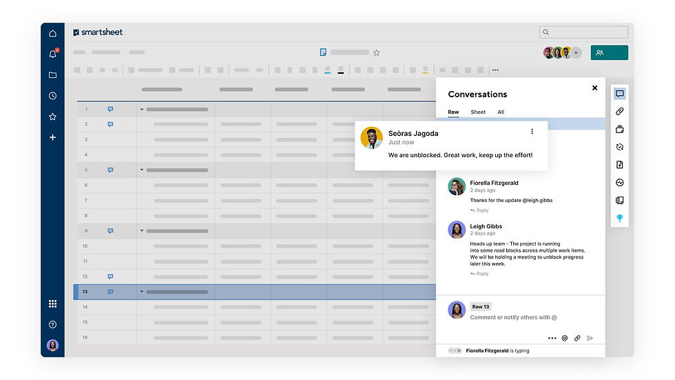 Captura de Smartsheet con hoja de cálculo y panel Conversaciones; mensajes de equipo sobre un proyecto desbloqueado y reunión.