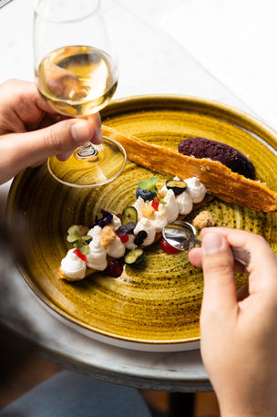 dessert elegante con frutta e gelato - fotografo alta pasticceria