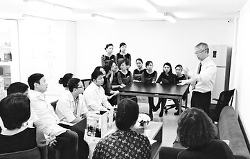 Dr Goh Seng Heng talking to a group of people