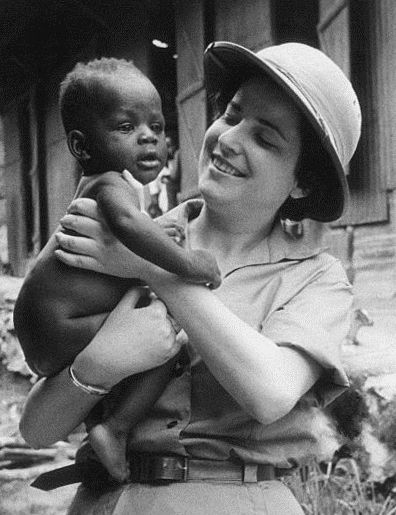 Grazia Livi nel 1961 con in braccio un bambino sud africano che lo sostiene