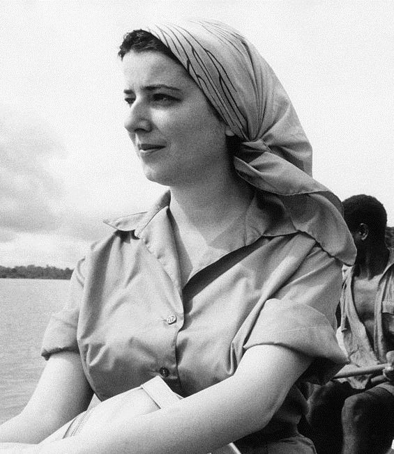 Grazia Livi nel 1961 con turbante in testa e il mare alle sue spalle