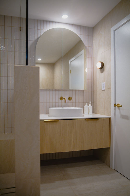 carrara-ensuite-fluted-vanity-arch-mirror-gold-coast.jpg