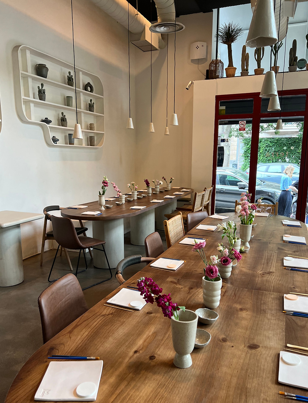 Mesa preparada para un evento en Terra, Madrid, con ambiente acogedor.