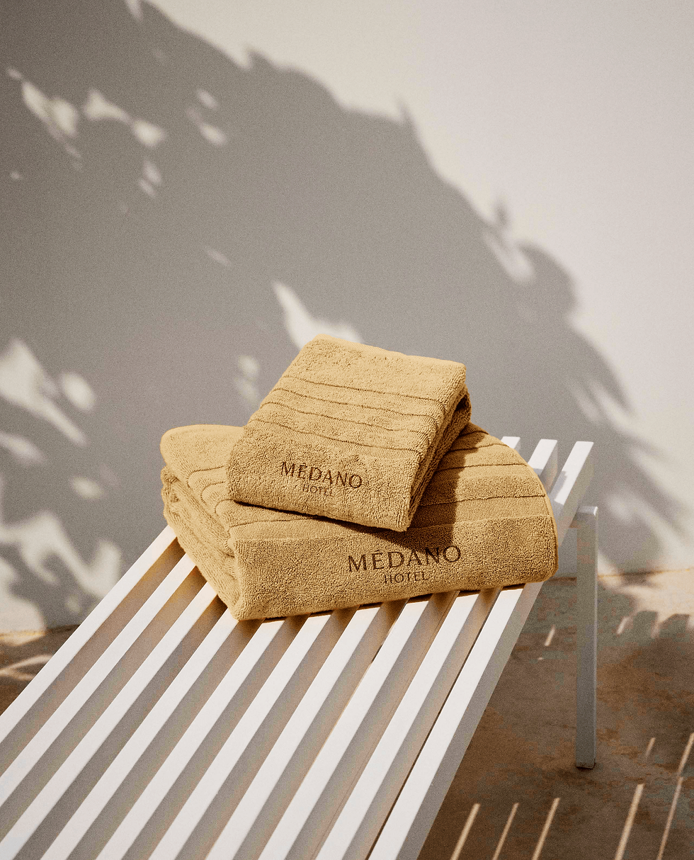 Portada del proyecto Médano Hotel: dirección de arte y branding con estética serena y premium.