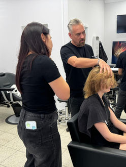 Sytlingberatung Frau sitzt auf Friseurstuhl. Azubisschulung