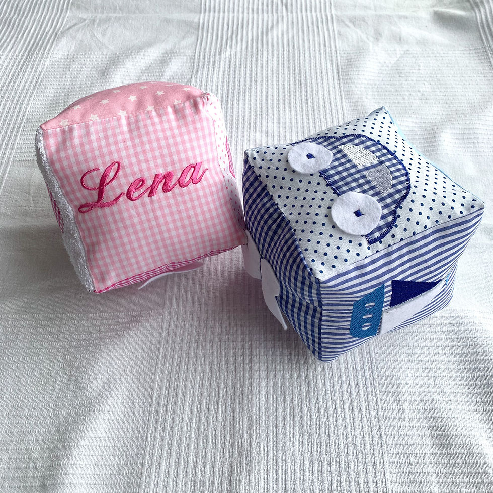 Miniaturbild: Spielwürfel mit Namen bestickt