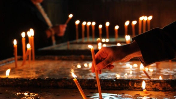 Candles: Between Prayer and Spell
In every Orthodox church there are two candle stands:
Foto: pixabay.com
one for the living
one for the dead
Lighting a candle for a living person is a blessing: for health, protection, love, or good fate.