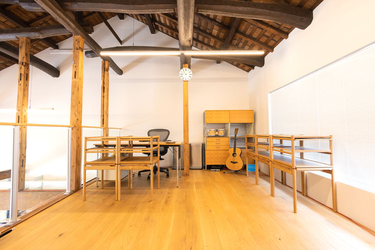 デザインオフィスとして、企業様から個人様まで、
アパレルを中心としたデザイン制作依頼をお受けしております。
また、こだわり抜いた家具や小物、サボテンなどとともに
撮影用のレンタルスタジオとしてもご利用いただけます。