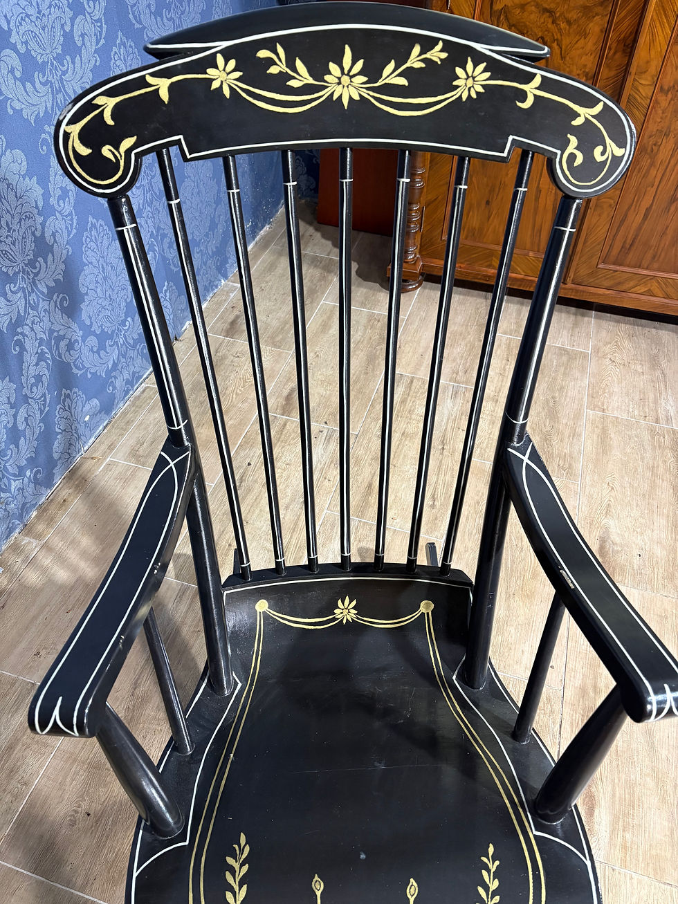 Miniatura: Stary drewniany fotel bujany, bujak antyk ręcznie malowany