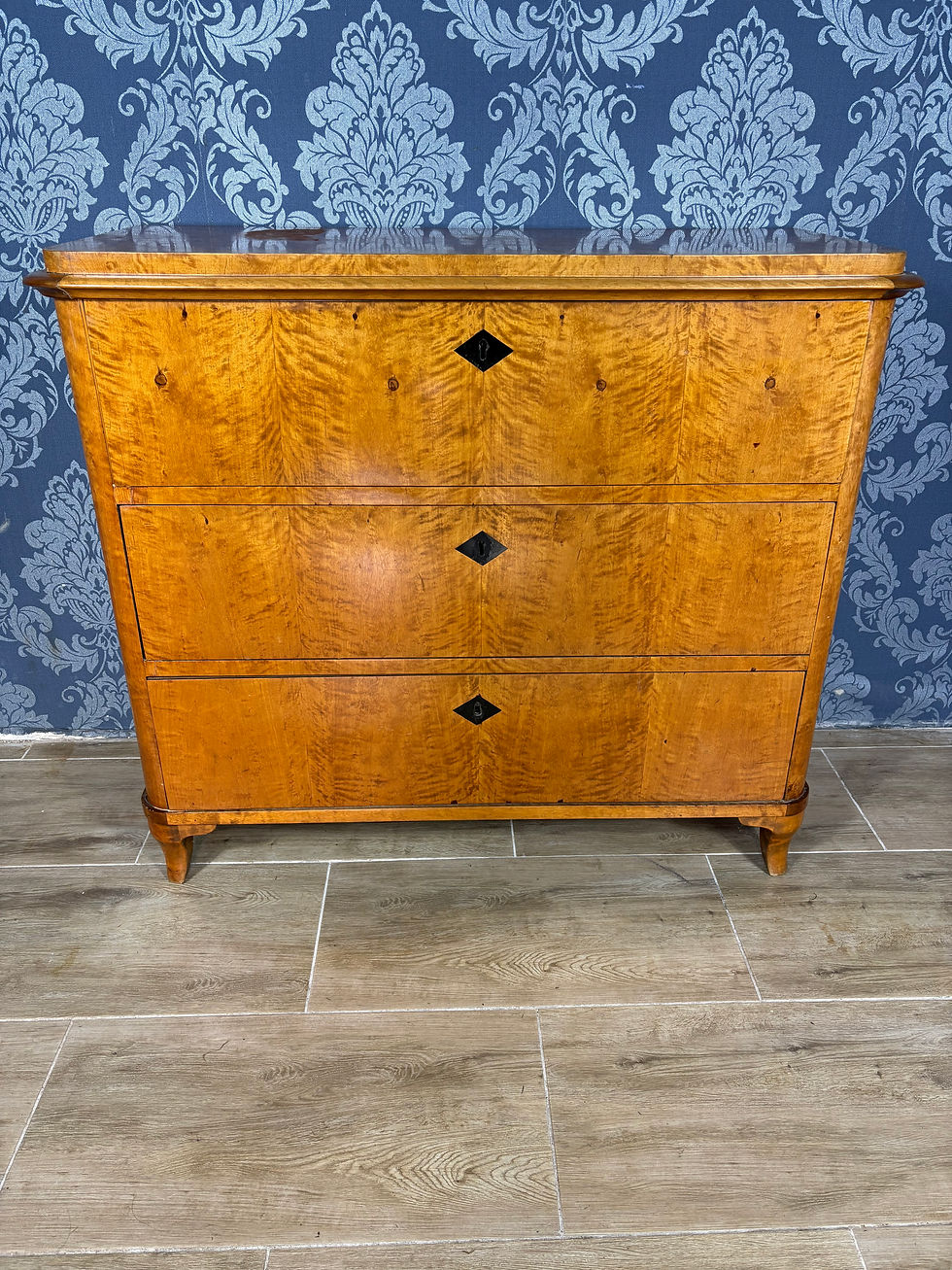 Drewniana komoda biedermeier z końca XIX wieku.