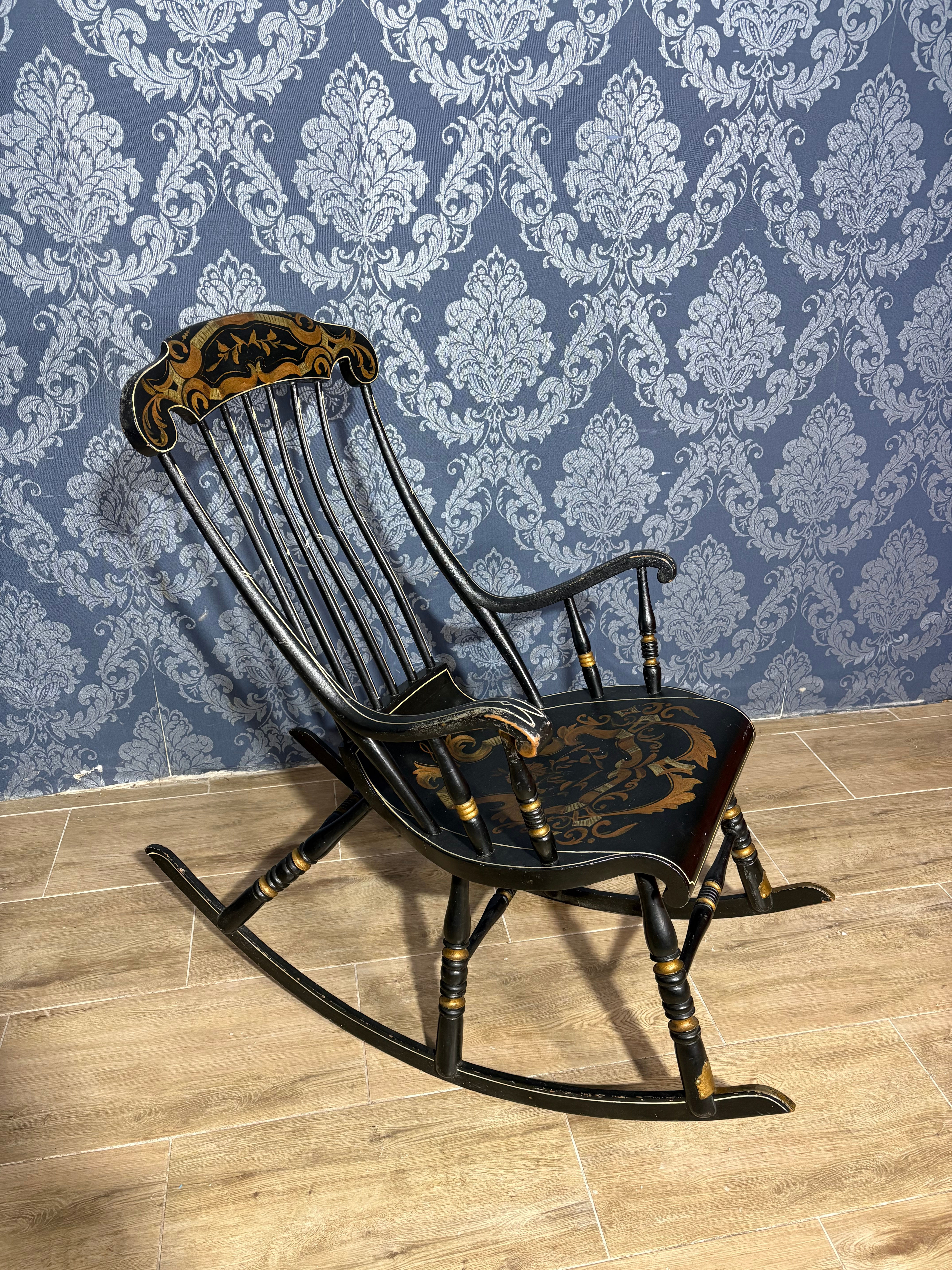 Drewniany ręcznie malowany fotel bujany, bujak antyk