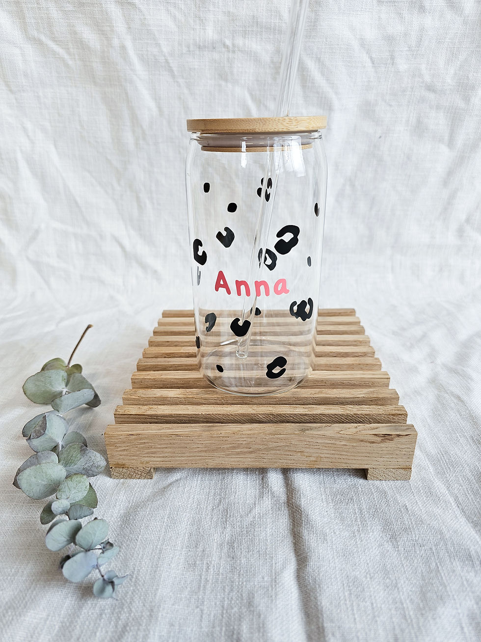 Trinkglas mit Strohhalm und Deckel im Leopard Print mit Bambusdeckel, personalisiert