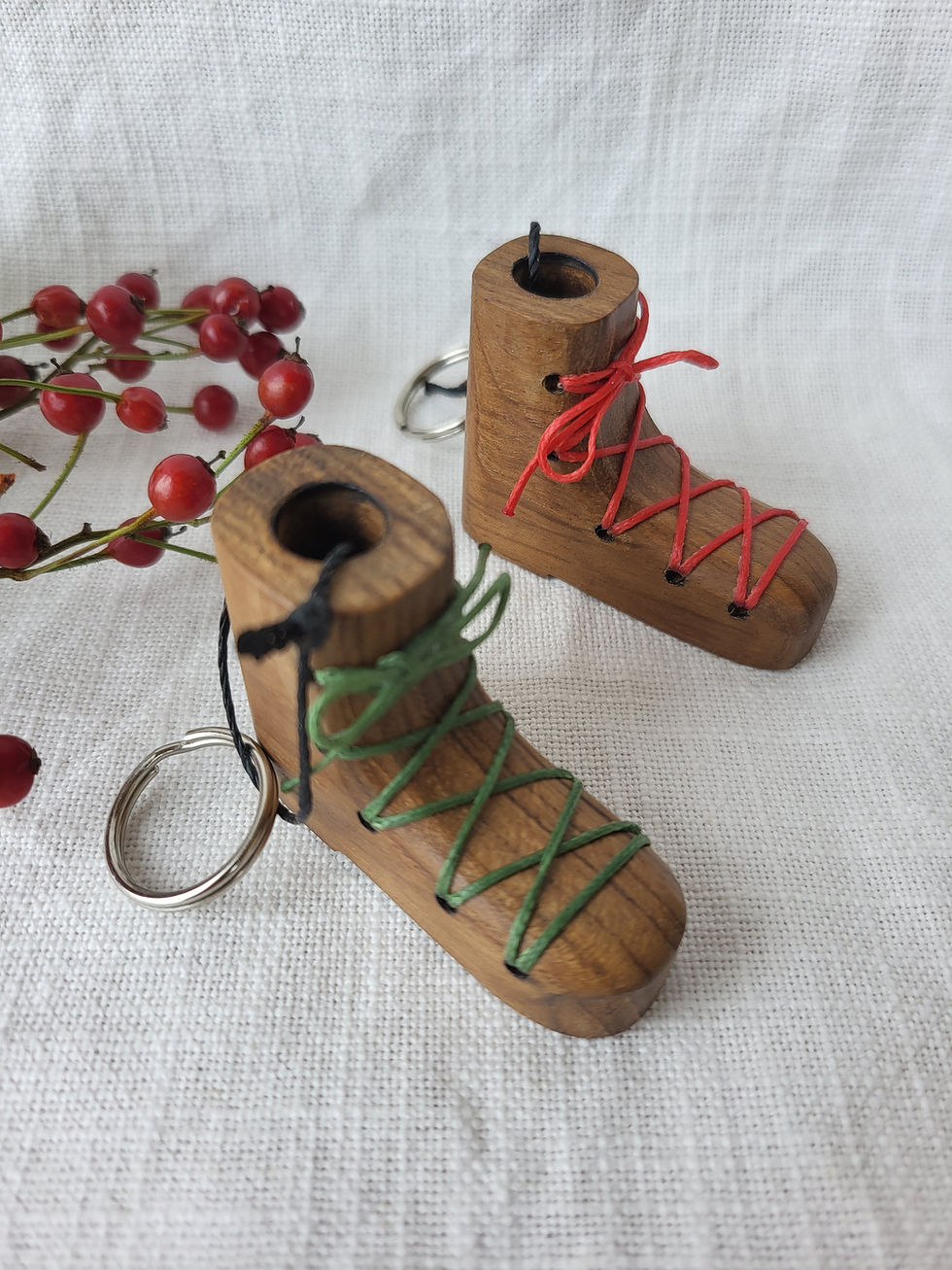 Miniaturbild: Schlüsselanhänger, handgemacht, Wanderstiefel aus Teakholz