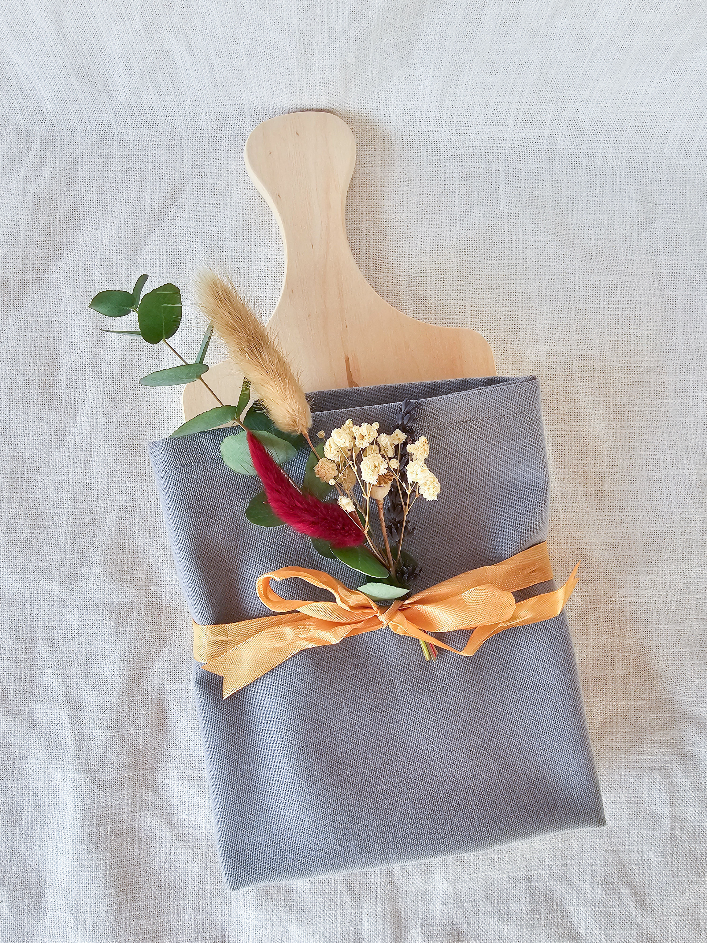 personalisiertes Geschenkset- Holz-Schneidebrett mit Geschirrtuch mit Wunschtext