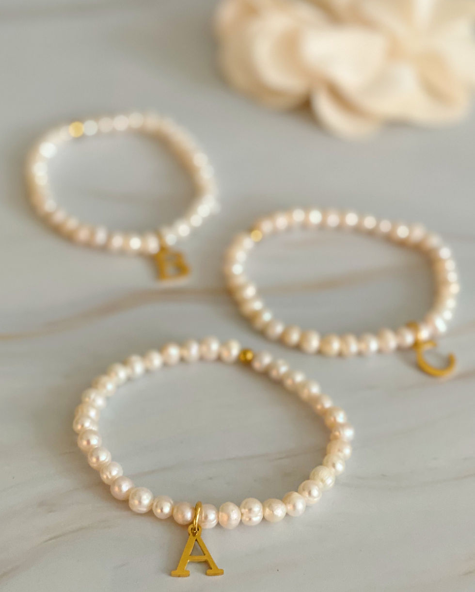 Miniaturbild: Freshwater Pearl Initial Charm Bracelet