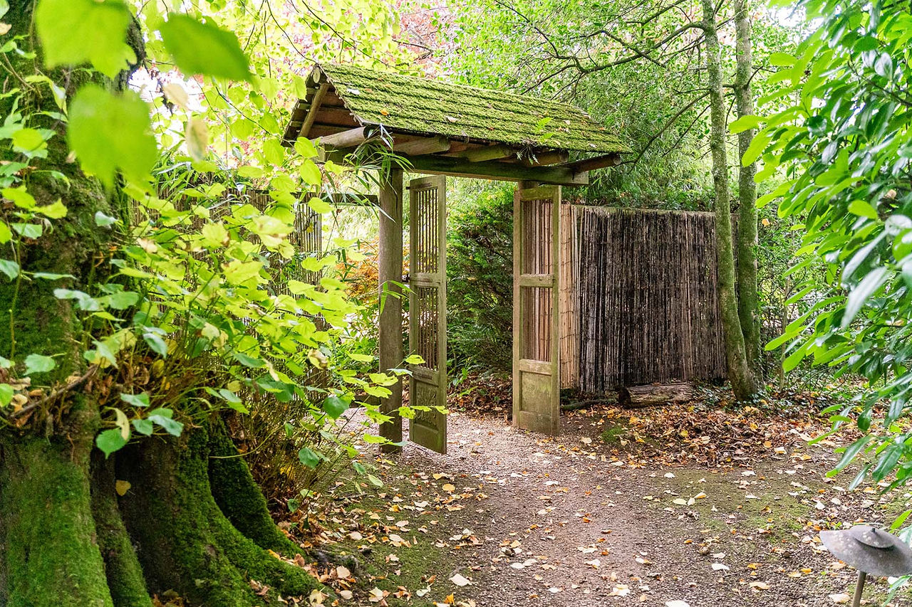covered archway to honeymoon lodge