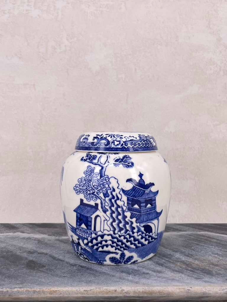 Mid-century retro vintage ginger jar, Chinese inspired willow design blue & white.