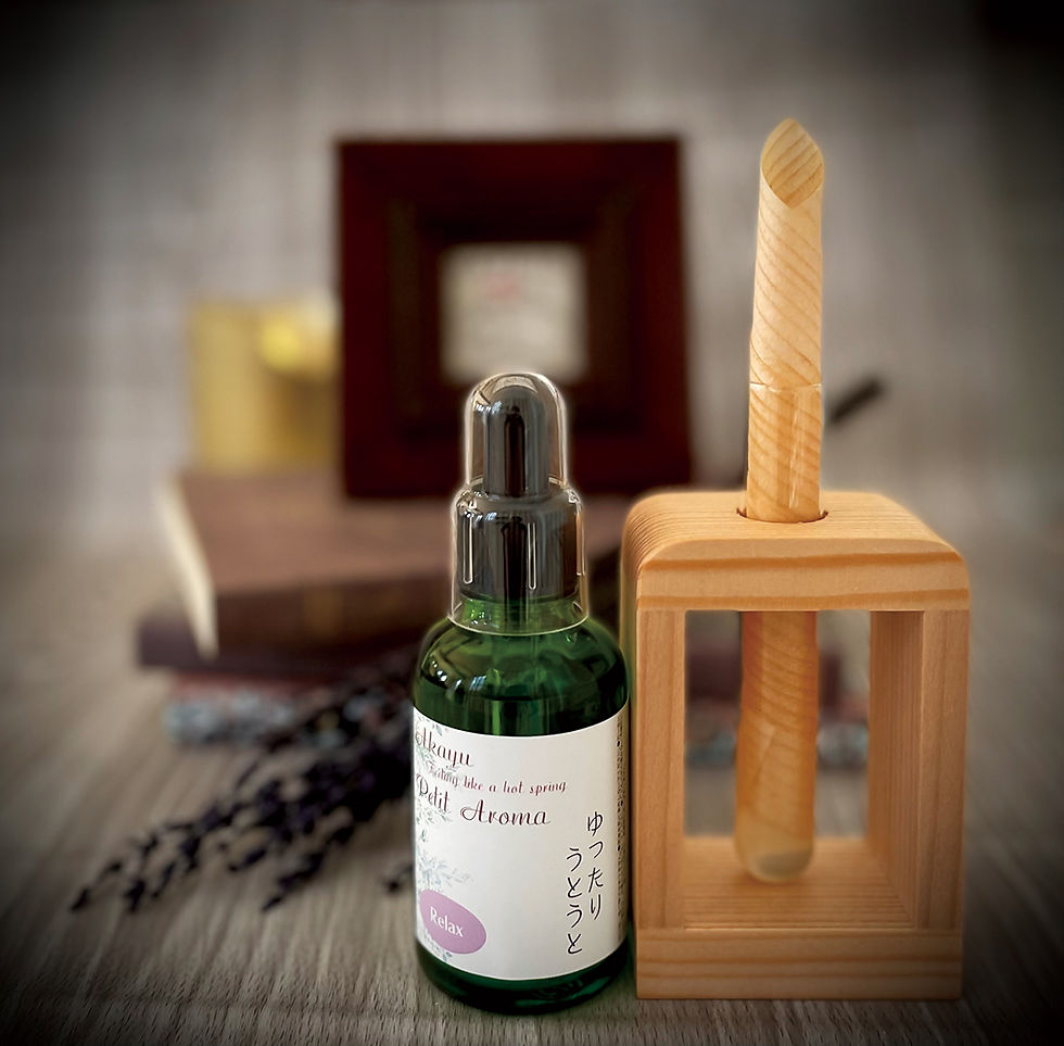 目線の高さから見た温かみのある木製アロマスタンドが置かれたリビングの一角