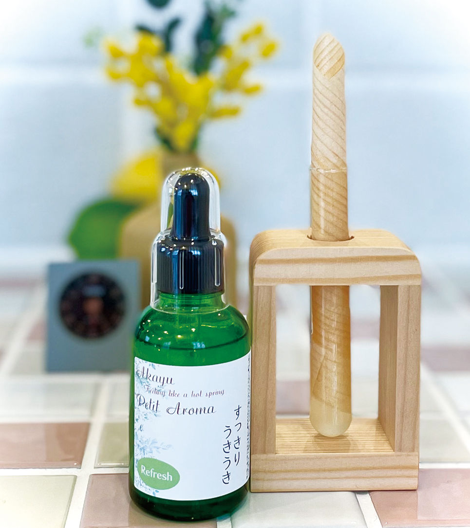 クローズアップで見た木製スタンドにセットされたアロマオイルのガラス管