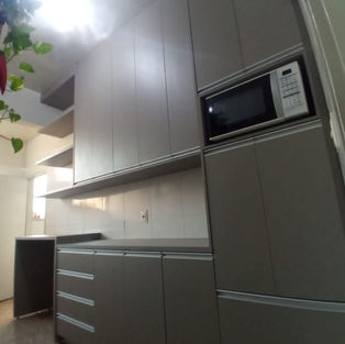 Cozinha planejada em MDF gianduia trama da Duratex