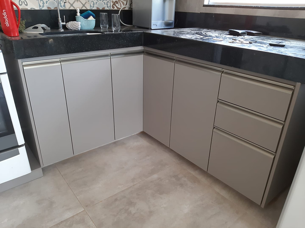 Projeto renderizado Guarda roupa 3 portas de correr 8 gavetas prateleiras e cabide