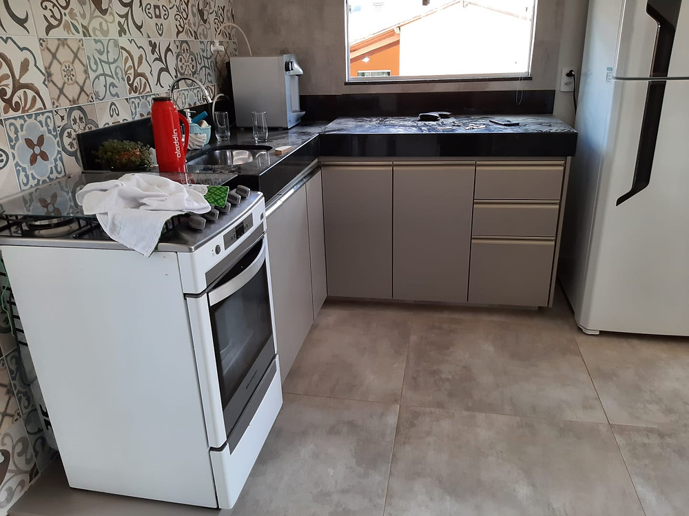 Guarda roupa 3 portas de correr 8 gavetas prateleiras e cabide