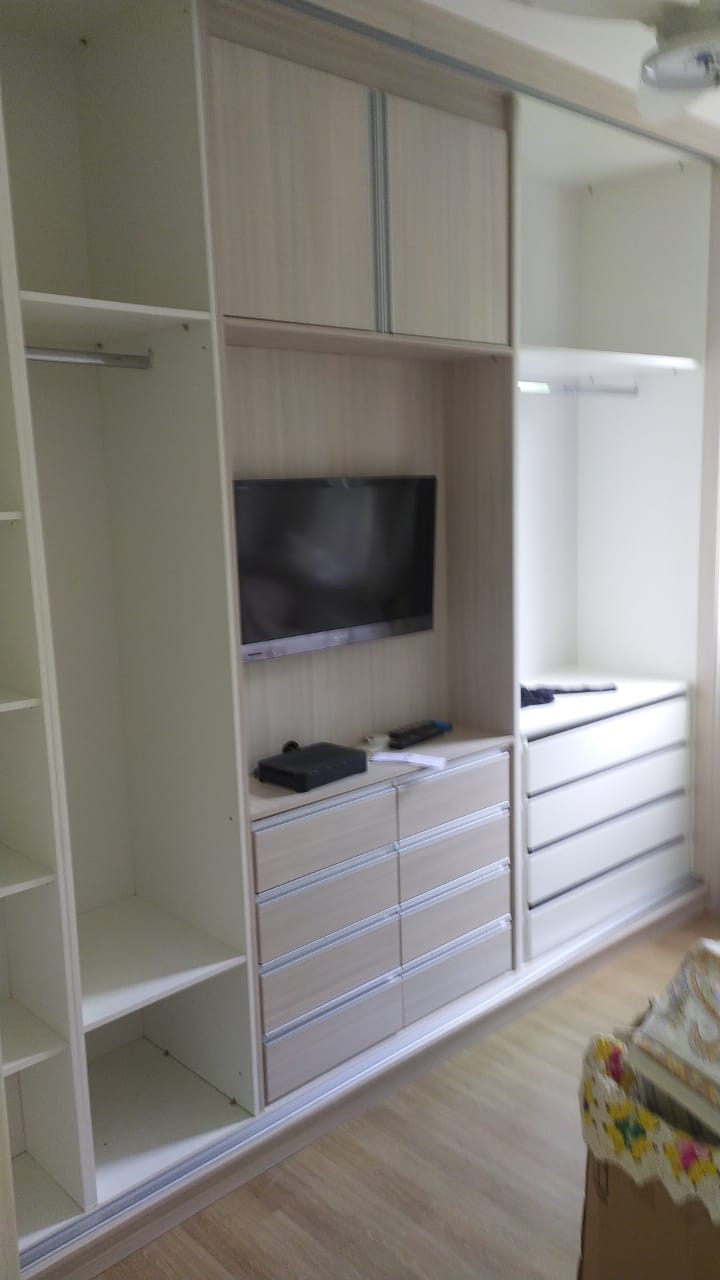 Guarda roupa 3 portas de correr 8 gavetas prateleiras e cabide