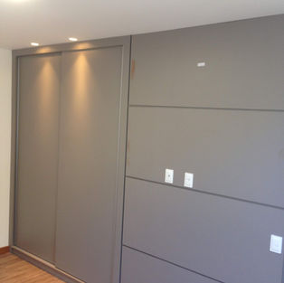 Guarda roupa com painel para TV