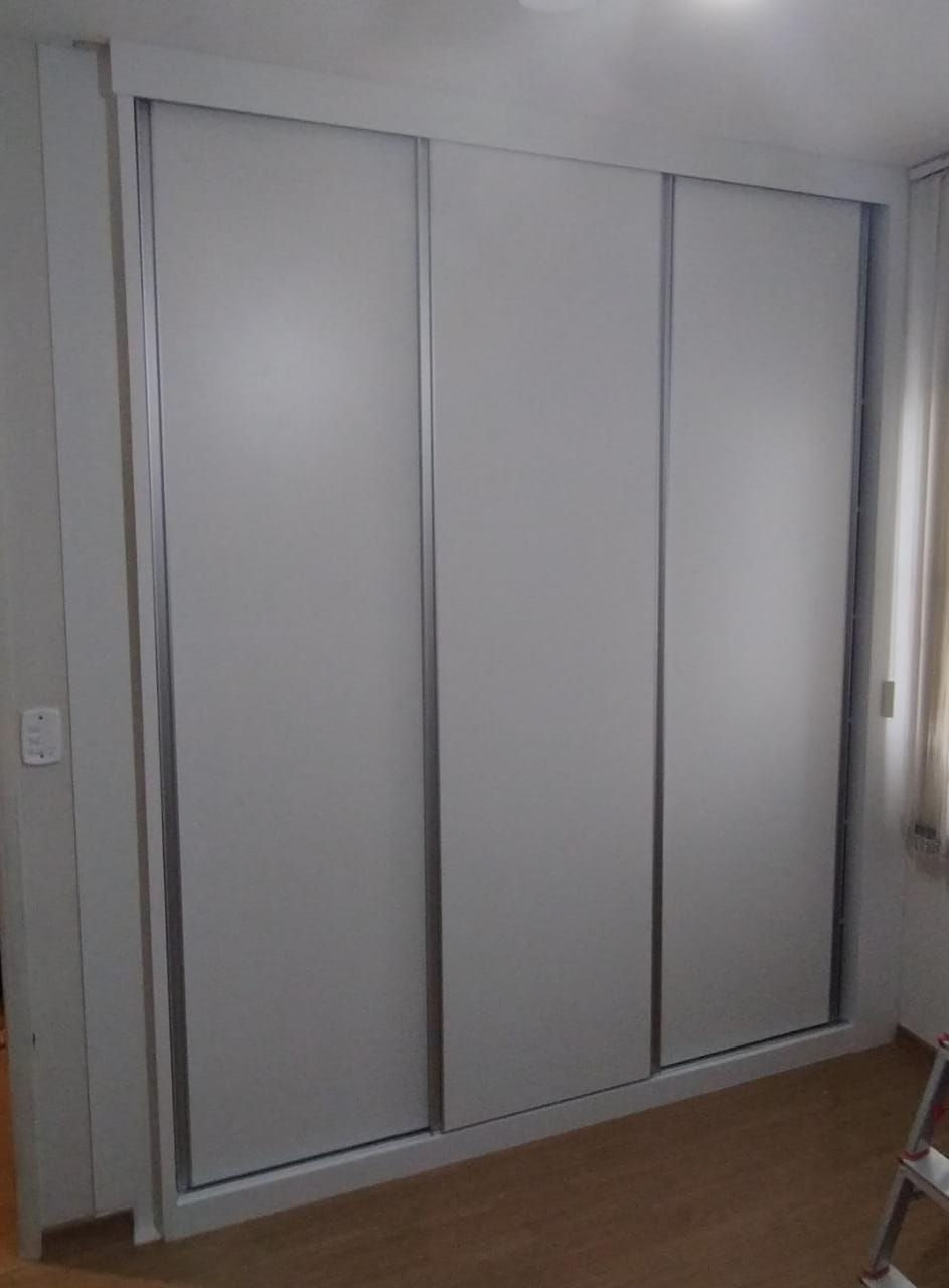 Guarda roupa 3 portas de correr 8 gavetas prateleiras e cabide