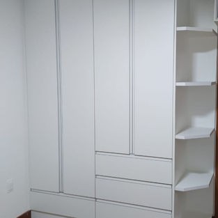 Guarda roupa com 4 portas, 4 gavetas e cantoneira 