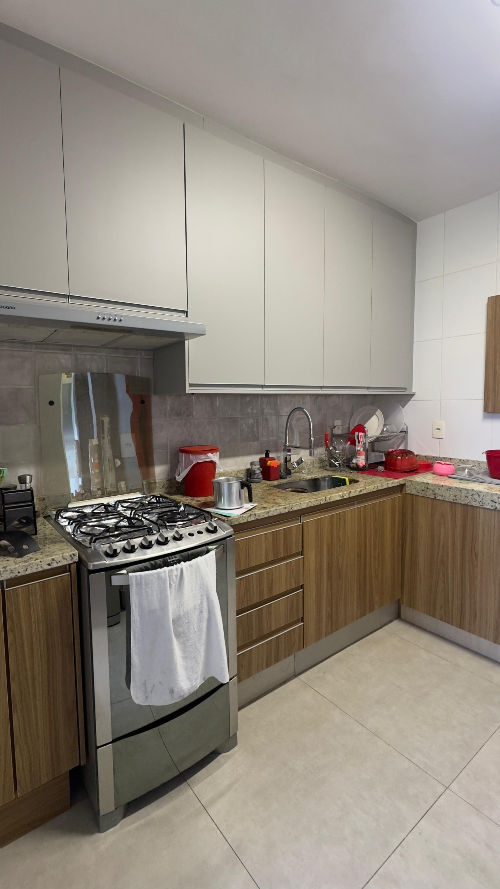 Cozinha Planejada no Bairro Buritis com MDF Cinza Cristal e Freijó.jpg