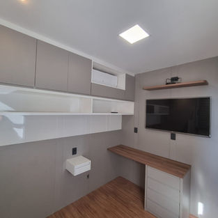 arto de solteiro planejado com cabeceira, nichos, armários aéreos, painel para TV e bancada – Armários BH Belo Horizonte.”