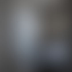 Guarda-roupa planejado com 2 portas de correr, sendo uma com espelho 