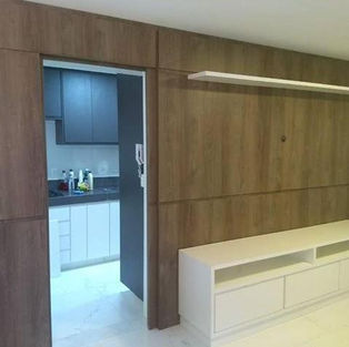 Moveis Planejados - Bairro Castelo - Painel para tv com porta de correr de acesso a cozinha