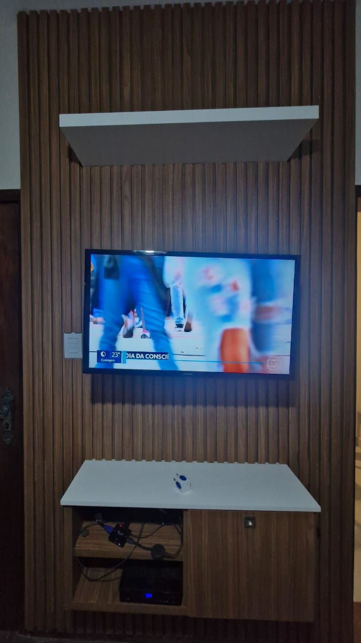 Painel Ripado em MDF madeirado e pequeno rack (3).jpeg