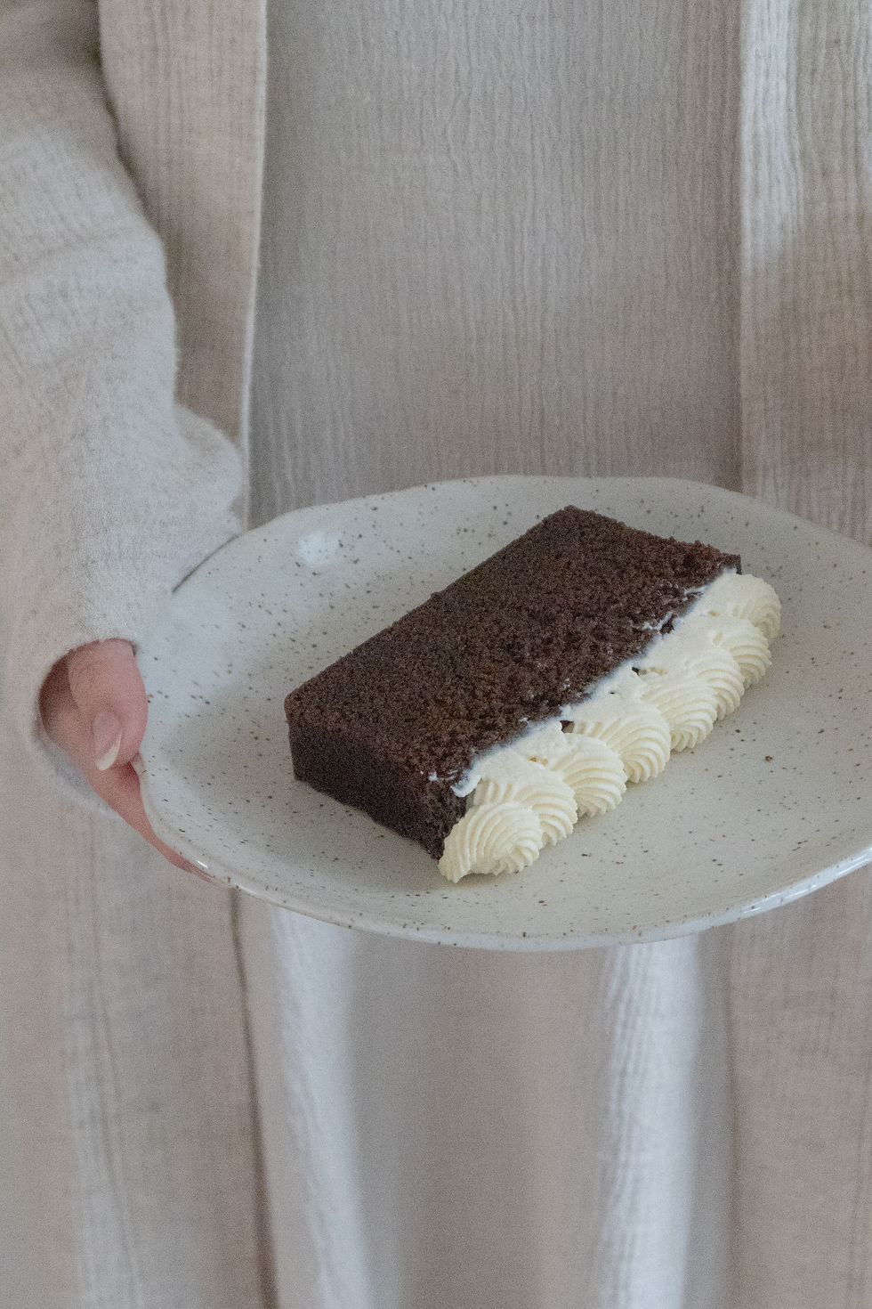 Top 10 gingerbread loaves. Top 10 gingerbread loaf recipes. Beautiful modern minimalistic food photography. Easy, moist, best gingerbread loaf recipe. Young woman holding gingerbread loaf, wearing neutral coloured linen (the rose dress and robe from Bahhgoose).
