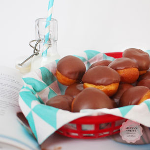 Minimunkar med chokladglasyr