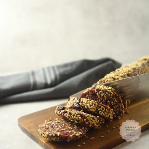 Sockerfri dadel salami med sesamfrön