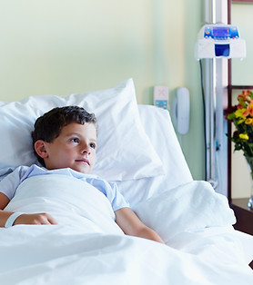 Kind im Krankenhaus-Bett