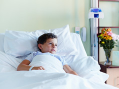 Enfant en lit d'hôpital