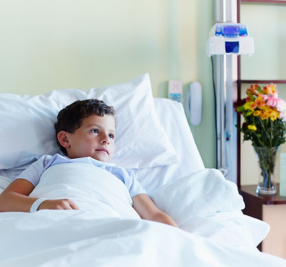 Enfant en lit d'hôpital