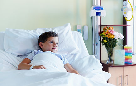 Niño en cama de hospital