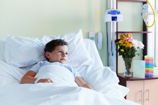 Enfant en lit d'hôpital